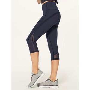 Lululemon “Fresh In Mesh” navy 19 in inseam athletic leggings (size 6)